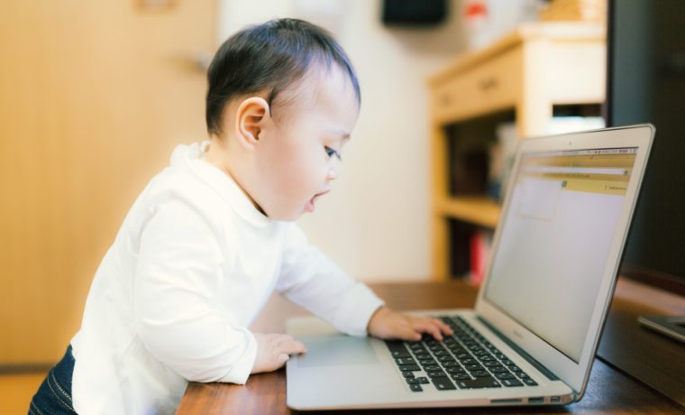 パソコンに触れている赤ちゃん